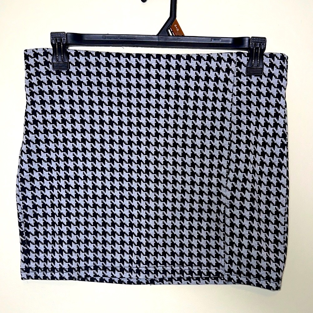 Fashion Nova Houndstooth Mini Skirt - Black and White Size XL
